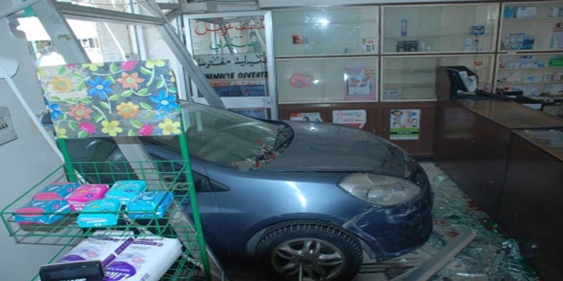 صورة: سيارة تصطدم بالواجهة البلورية لصيدلية في أريانة